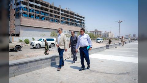 لملس يتفقد سير العمل بمكتب الأشغال العامة والسلطة المحلية في المعلا