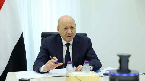 رئيس مجلس القيادة يطلع على احاطة حول الإجراءات المطلوبة لتخفيف الاثار الانسانية للتصنيف الارهابي