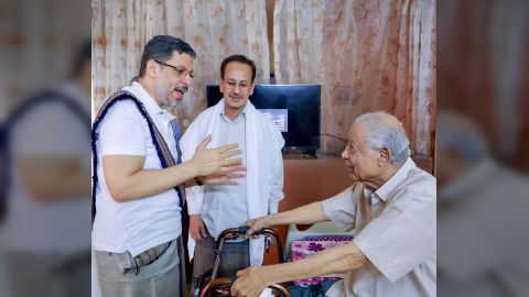 رئيس الوزراء يزور المناضل اللواء الركن احمد سالم عبيد وينوه بسجله النضالي وبصماته العسكرية والمدنية