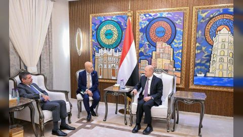 رئيس مجلس القيادة يستقبل سفير الولايات المتحدة