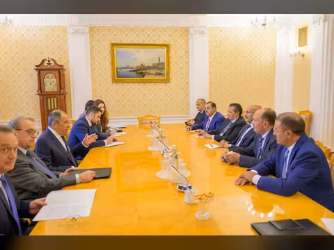 عضو مجلس القيادة طارق صالح وزير الخارجية الروسي يبحثان العلاقات الثنائية