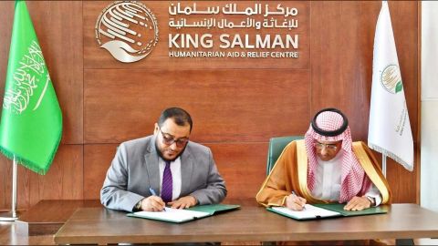مركز الملك سلمان يوقع اتفاقية تعاون لتنمية القدرات المحلية لتعليم طلاب محو الأمية
