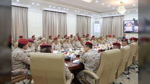 الفريق الداعري يرأس اجتماعا موسعا لقيادات وزارة الدفاع وهيئة الأركان العامة وقادة المناطق