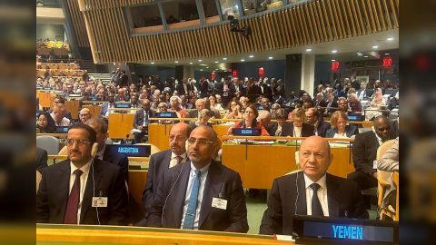 رئيس مجلس القيادة وعضوا المجلس الزبيدي ومجلي يشاركون بقمة المستقبل