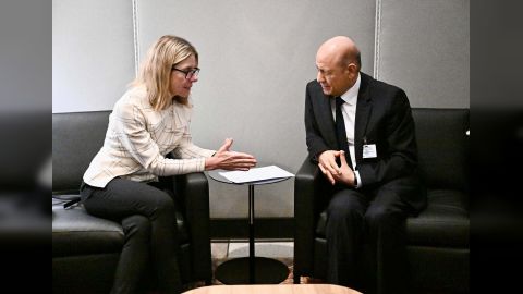 رئيس مجلس القيادة يطلع على التدخلات الانمائية للبنك الدولي في اليمن