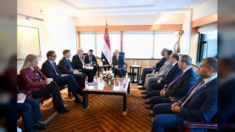 رئيس مجلس القيادة يعقد لقاء متعدد الاطراف مع المبعوث الاميركي