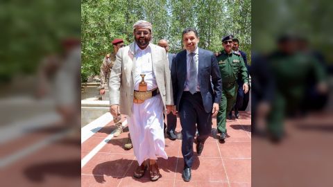 رئيس الوزراء يصل محافظة مأرب للاطلاع على الأوضاع والمشاركة في الاحتفالات بأعياد الثورة اليمنية