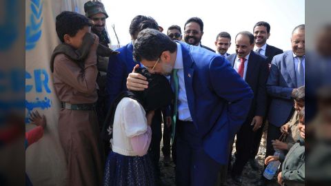 العرادة وبن مبارك يتفقدان أوضاع النازحين في مخيمي الجفينة والسويداء بمأرب