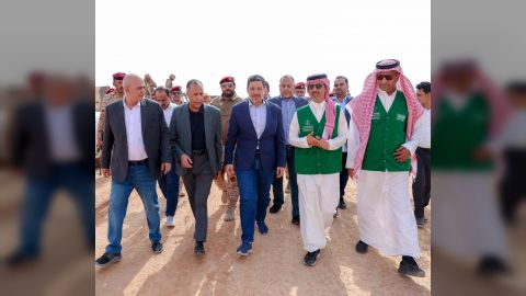 رئيس الوزراء يتفقد تنفيذ المرحلة الثانية من مشروع طريق العبر بطول 40 كليو متر