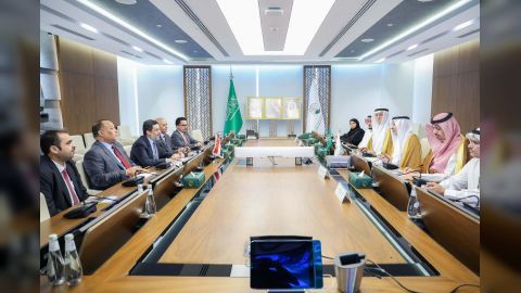 رئيس الوزراء يزور مركز الملك سلمان للإغاثة والأعمال الإنسانية