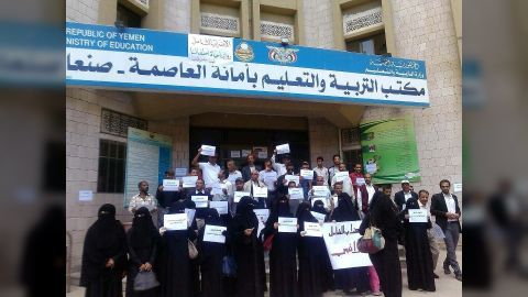 منظمة توثق مقتل وإصابة نحو 4500 معلم بانتهاكات الحوثيين