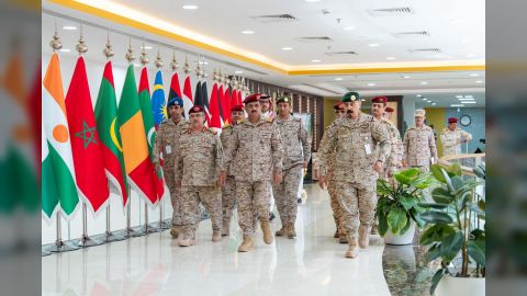 وزير الدفاع يبحث مع امين التحالف الإسلامي العسكري لمحاربة الإرهاب تعزيز التعاون المشترك