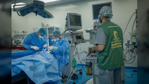 فريق مركز الملك سلمان يجري 63 عملية في جراحات التجميل والتشوهات والحروق في عدن
