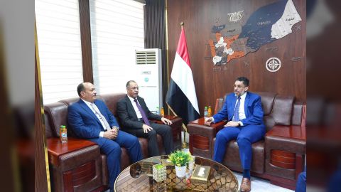 رئيس الوزراء يزور وزارة الصناعة والتجارة ويوجه بالاستمرار في تبسيط إجراءاتها