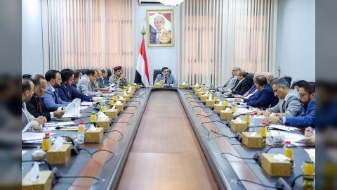 رئيس الوزراء يرأس اجتماعاً طارئاً للبنك المركزي والمالية لمناقشة تطورات أسعار صرف العملة وإجراءات التعامل معها