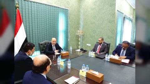 رئيس مجلس القيادة يعقد اجتماعا برئيس الوزراء ولجنة ادارة الازمات الاقتصادية والانسانية