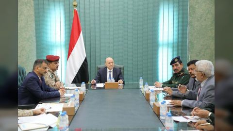 رئيس مجلس القيادة يعقد اجتماعاً طارئاً باللجنة الامنية العليا