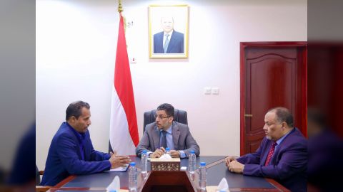 رئيس الوزراء يوجه بحصر المشروعات المتعثرة في محافظة أبين ومقترحات استكمالها