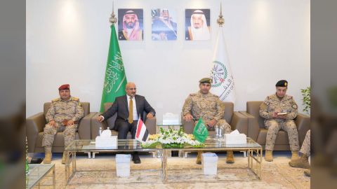 عضو مجلس القيادة طارق صالح يلتقي قائد القوات المشتركة