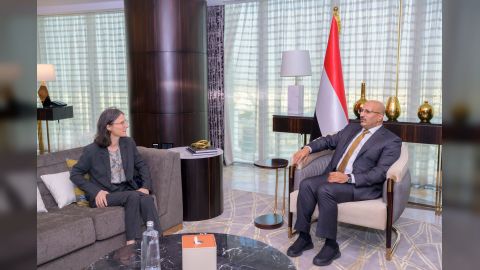 رئيس مجلس القيادة الرئاسي يلتقي ممثلي القطاع الخاص