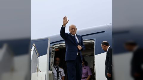 رئيس مجلس القيادة الرئاسي يغادر عدن الى الرياض في طريقه الى جمهورية مصر العربية