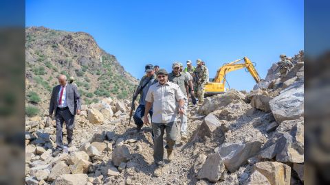طارق صالح يتفقد مشاريع طرق رئيسية في الساحل الغربي ويحث على سرعة إنجازها