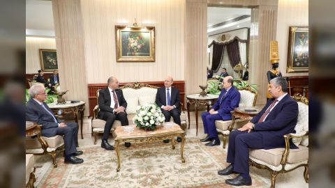 رئيس مجلس القيادة يصل القاهرة للمشاركة في المنتدى الحضري العالمي