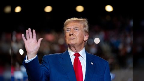 لردع تهديد الحوثيين... هل يصعد ترامب العقوبات أم يحرك القوات العسكرية؟