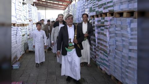 الحوثيون يفرضون مقرراً دراسياً يُضفي القداسة على زعيمهم