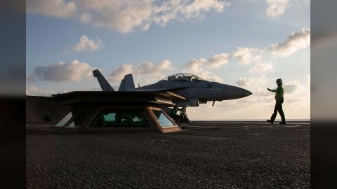 سقوط مقاتلة أمريكية في البحر الأحمر وإصابة أحد الطيارين بجروح طفيفة