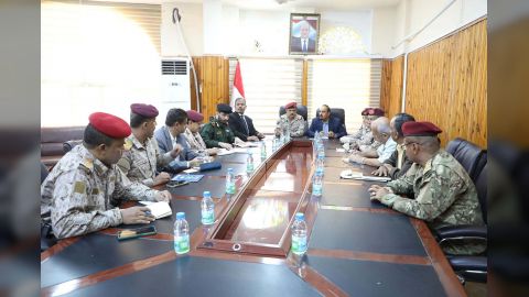 وزير الدفاع يعقد اجتماعاً استثنائياً باللجنة الأمنية في حضرموت