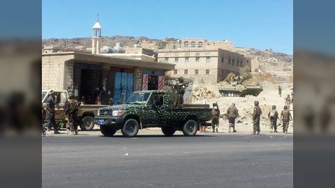 مليشيا الحوثي تحشد مجاميع من عناصرها إلى مقبنة ومحيط مدينة تعز