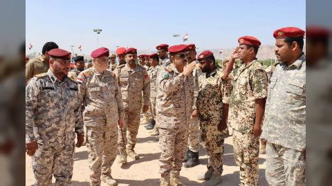 وزير الدفاع يتفقد اللواء 101 شرطة جوية في سيئون