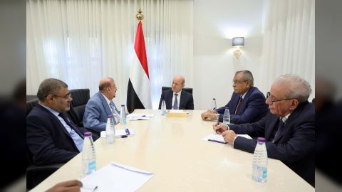 رئيس مجلس القيادة الرئاسي يلتقي رئيس واعضاء هيئة رئاسة مجلس النواب