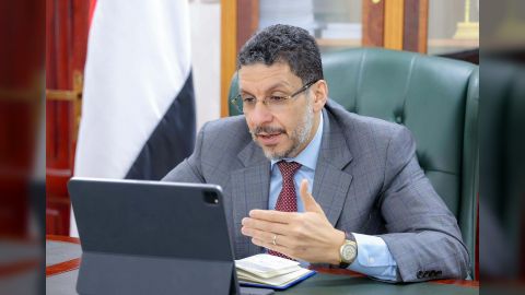 رئيس الوزراء يوجه بتحسين اوضاع المعلمين وصرف رواتبهم في موعدها واعتماد زيادات مناسبة لهم