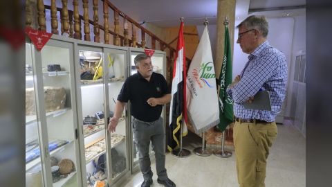 المستشار العسكري للمبعوث الأممي يطلع في مأرب على نشاط مشروع مسام