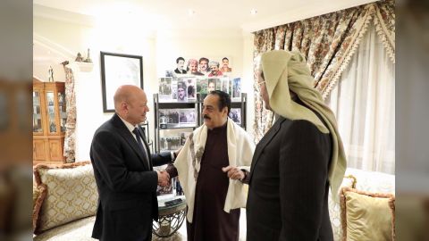 رئيس مجلس القيادة يزور عضو مجلس الرئاسة الاسبق سالم صالح محمد