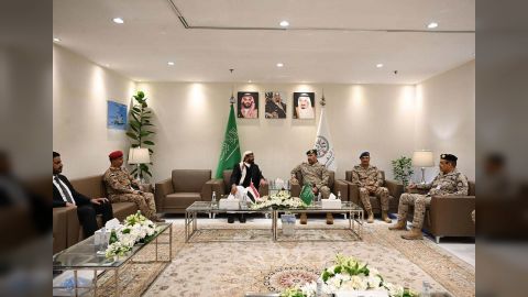 العرادة يناقش مع قائد القوات المشتركة آخر المستجدات الميدانية والعسكرية