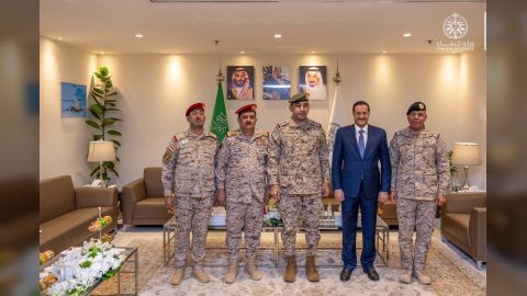 مجلي وقيادة وزارة الدفاع يناقشون مع قائد القوات المشتركة مستجدات الأوضاع