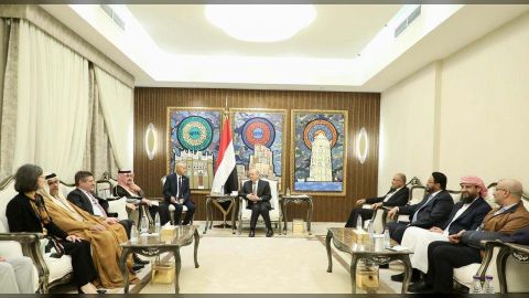 رئيس واعضاء مجلس القيادة يستقبلون سفراء مجموعة بي 3 2