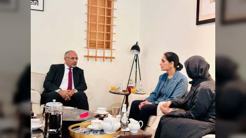 اللواء الزُبيدي يبحث مع سفيرة المملكة المتحدة مستجدات الأوضاع الإنسانية والسياسية في اليمن