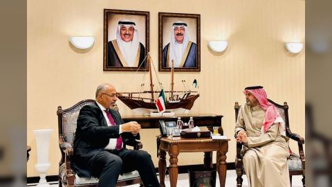 اللواء الزُبيدي يشيد بمواقف دولة الكويت إلى جانب اليمن