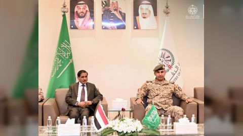 عضو مجلس القيادة البحسني يزور قيادة القوات المشتركة للتحالف