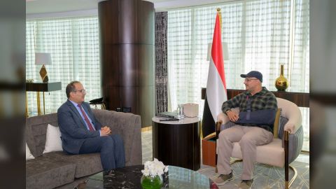 عضو مجلس القيادة طارق صالح يحث على تحسين الخدمات الطبية للمواطنين