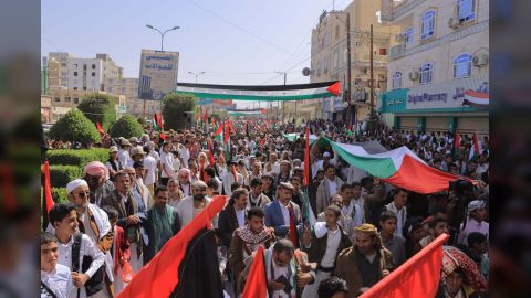 وقفة احتجاجية في مأرب تندد بجريمة اقتحام وإحراق الاحتلال لمستشفى كمال عدوان في غزة