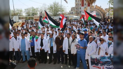 منتسبو القطاع الصحي في مأرب ينددون بالجرائم الإسرائيلية بحق مستشفيات وأطباء غزة