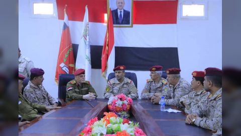 رئيس الأركان يترأس اجتماعا بقيادة المنطقة العسكرية الأولى في سيئون