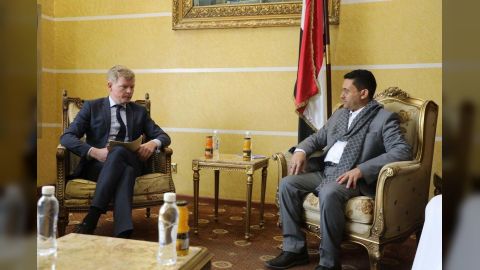 صحفي محرر من سجون الحوثي: لقاء المبعوث الأممي مع المرتضى تهاون غير مقبول مع مُتورط في جرائم حرب