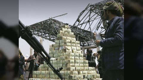 إب... عناصر حوثية تفرض جبايات إجبارية على بائعي الخضروات والفواكه