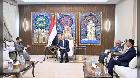 رئيس مجلس القيادة يلتقي رئيس الجهاز المركزي للرقابة والمحاسبة